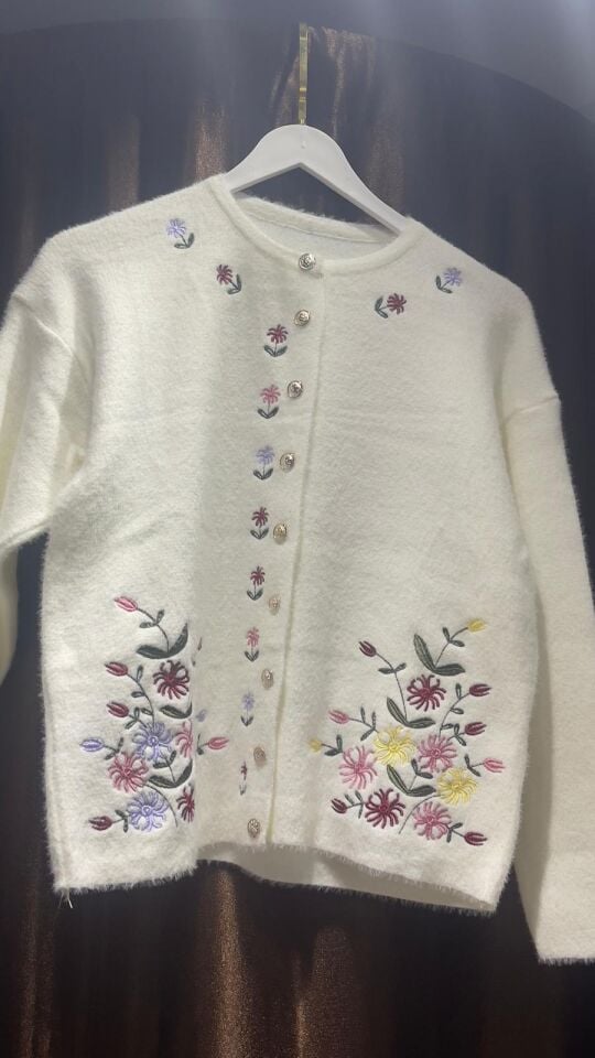 Krem Nakışlı Hırka